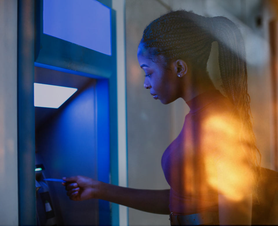 Imagem de mulher usando caixa eletrônico de um banco